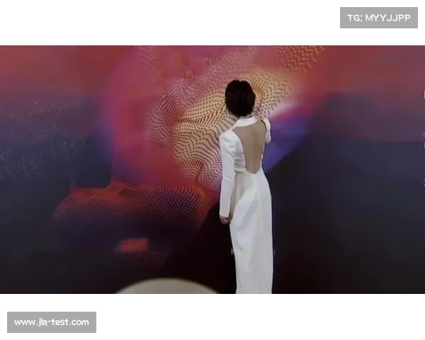 阿里女友身着透明礼服惊艳红毯引众人瞩目再掀羡慕热潮 阿里女友身着透明礼服惊艳红毯引众人瞩目再掀羡慕热潮